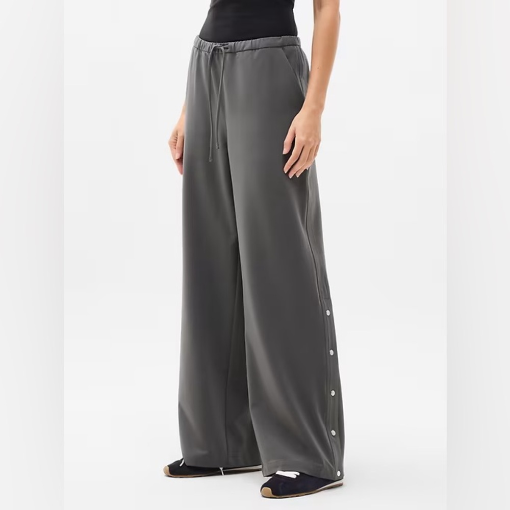 ATHLETA MVP Mid Rise Snap Pant Sz M Petite Shadow Grey NWOT